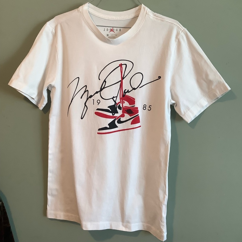 MICHAEL JORDAN, AIR JORDAN 1985 Autograph Print Tee Shirt Size S Preowned